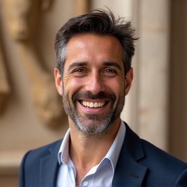 Ritratto professionale di Marco Bianchi, una guida sorridente.