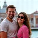 Famiglia sorridente con uno sfondo di Venezia.